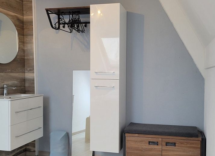 Moderne Kueche im Ferienhaus Wadhuske, Oosterend, Terschelling mit Holzdetails und viel Licht.