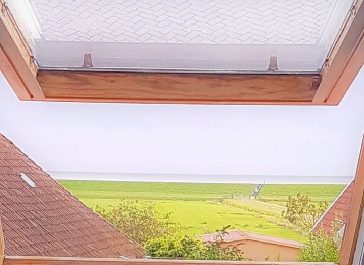 Moderne Kueche im Ferienhaus Wadhuske, Oosterend, Terschelling mit Holzdetails und viel Licht.