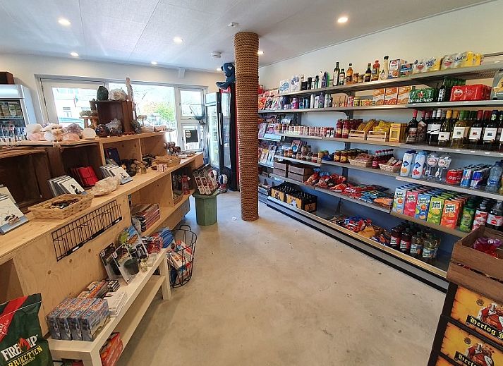 Gemuetliches Wohnzimmer im Ferienhaus Wadhuske, Oosterend, Terschelling mit komfortabler Sitzecke.