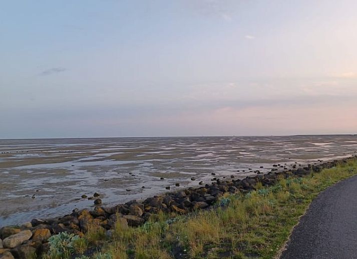 Gemuetliches Schlafzimmer im Ferienhaus in Oosterend mit warmer Beleuchtung, Terschelling.