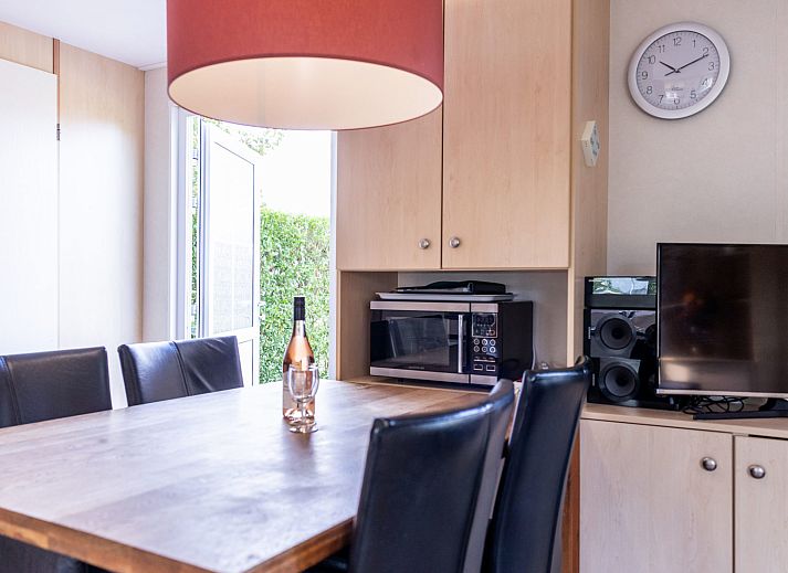 Terras van Duinbungalow Mindervalide in Oosterend, Terschelling met comfortabele zitplaatsen en zonnige omgeving.