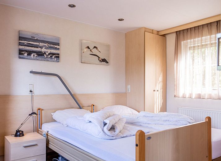 Terras van Duinbungalow Mindervalide in Oosterend, Terschelling met comfortabele zitplaatsen en zonnige omgeving.