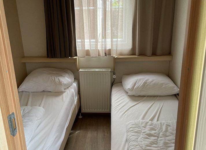 Gezellige eetkamer in Duinbungalow Mindervalide, Oosterend, Terschelling met moderne voorzieningen en natuurlijk licht.