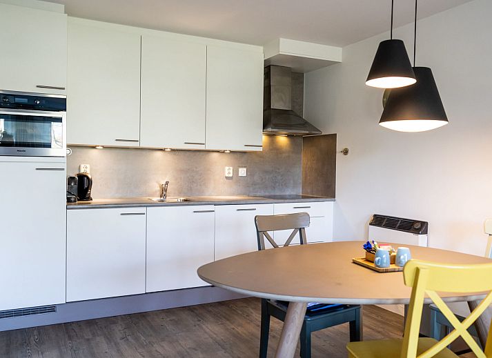 Schlafzimmer mit bequemem Bett im Appartement Sauna, Oosterend, Terschelling. Perfekt fuer eine erholsame Nacht auf den Watteninseln.