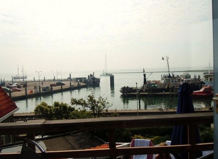 Charmant appartement Havenzicht met houten gevel in West, Terschelling, ideaal voor een ontspannen verblijf op de Waddeneilanden.