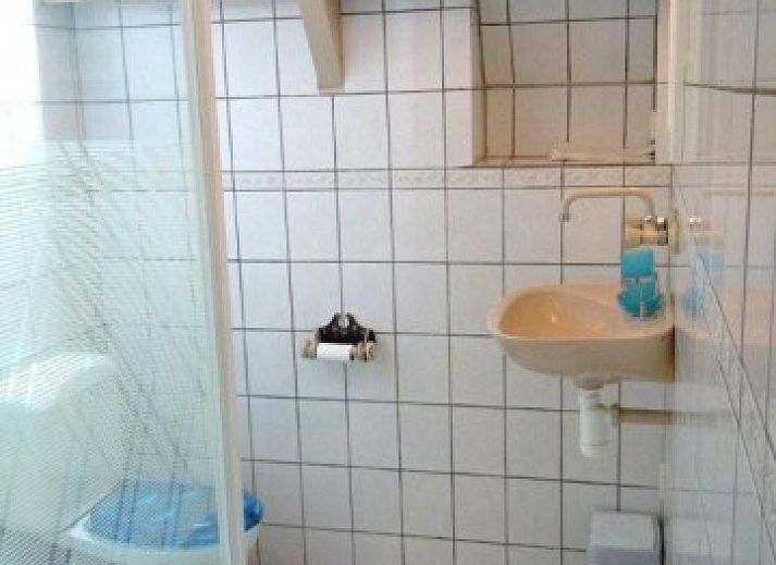 Uitzicht op de haven vanaf het terras van appartement Havenzicht in West, Terschelling, met sfeervolle maritieme omgeving.