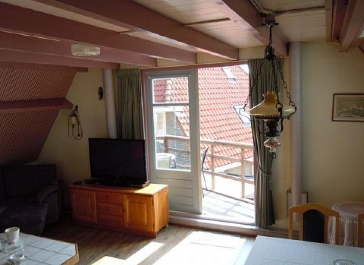 Uitzicht op de haven vanaf het terras van appartement Havenzicht in West, Terschelling, met sfeervolle maritieme omgeving.