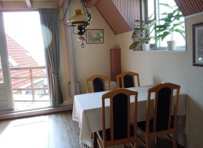 Uitzicht op de haven vanaf het terras van appartement Havenzicht in West, Terschelling, met sfeervolle maritieme omgeving.