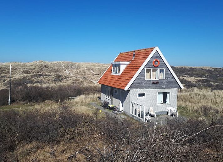 Vakantiehuisje in West aan Zee op Terschelling, omringd door duinen, biedt een idyllische natuurervaring op de Waddeneilanden.