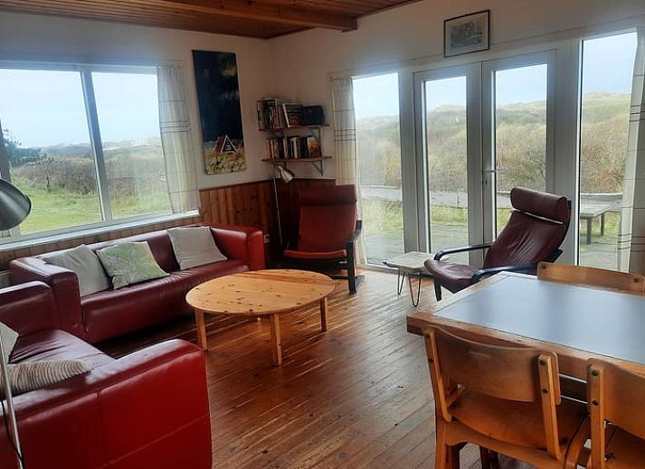 Vakantiehuisje in West aan Zee op Terschelling, omringd door duinen, biedt een idyllische natuurervaring op de Waddeneilanden.