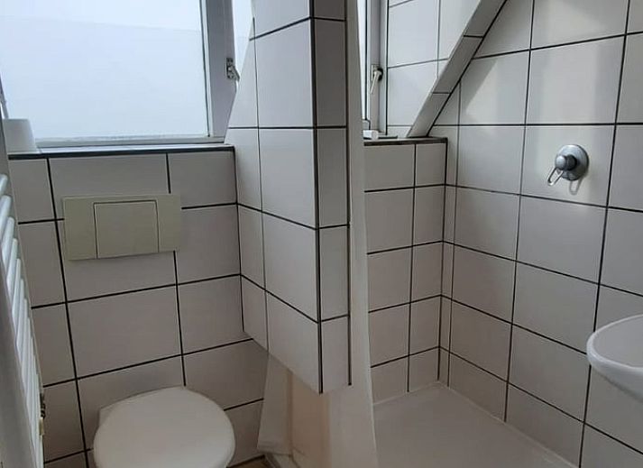 Vakantiehuisje in West aan Zee op Terschelling, omringd door duinen, biedt een idyllische natuurervaring op de Waddeneilanden.