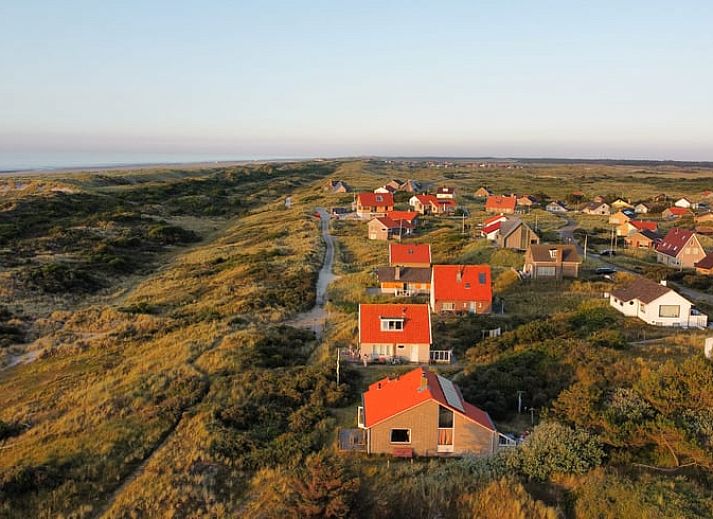 Vakantiehuisje in West aan Zee, Terschelling met uitzicht op duinen, ideaal voor ontspanning op de Waddeneilanden.