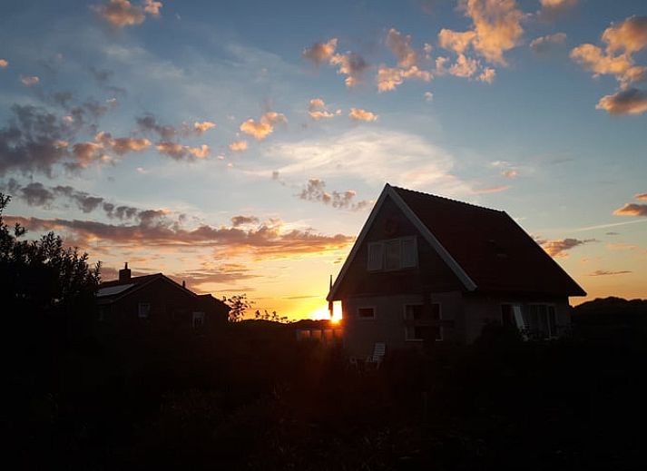 Vakantiehuisje in West aan Zee, Terschelling met uitzicht op duinen, ideaal voor ontspanning op de Waddeneilanden.