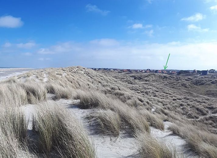 Gezellige woonkamer van Vakantiehuisje in West aan Zee op Terschelling met uitzicht op de duinen en comfortabele zitruimte.