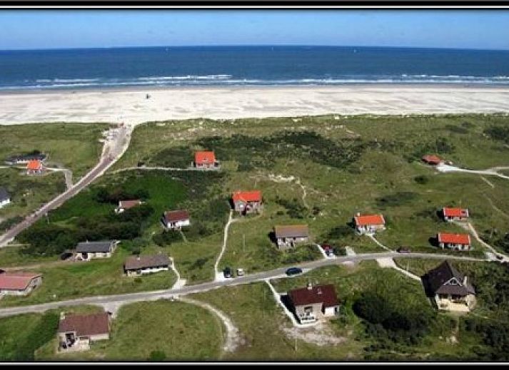 Gezellige woonkamer van vakantiehuis Pirola, Midsland aan Zee, met uitzicht op de duinen.