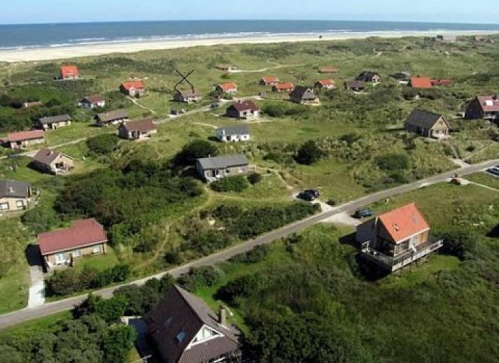 Gezellige woonkamer van vakantiehuis Pirola, Midsland aan Zee, met uitzicht op de duinen.