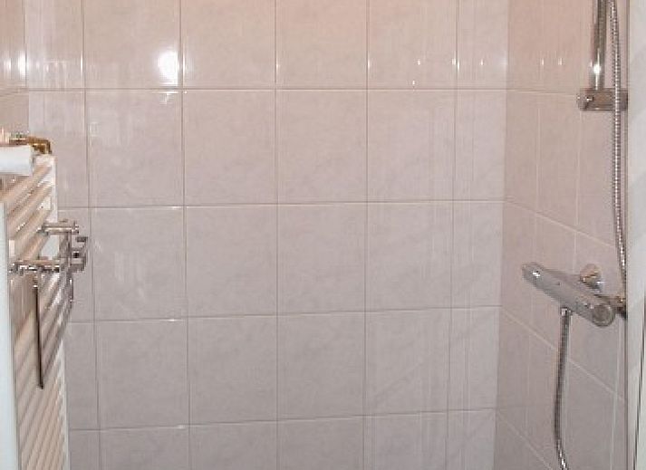 Karbonkel bungalow in Midsland aan Zee, Terschelling, surrounded by snow and dunes.