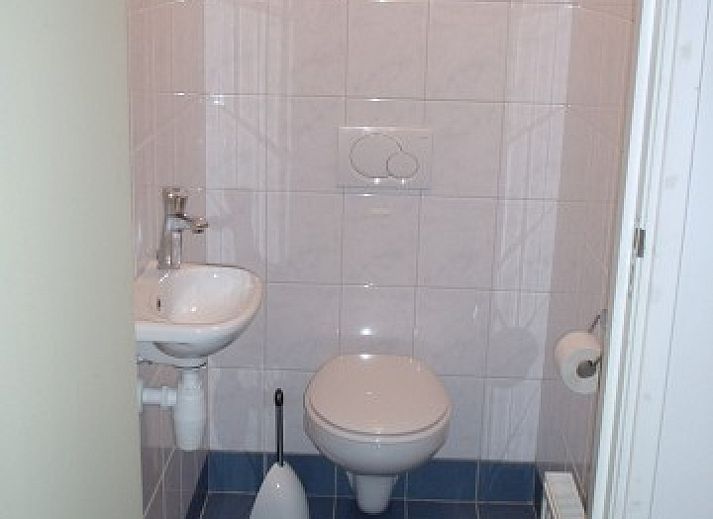 Karbonkel bungalow in Midsland aan Zee, Terschelling, surrounded by snow and dunes.