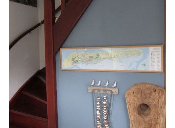 Moderne keuken in Nij Jit vakantiehuis, Midsland aan Zee Terschelling, met uitzicht op duinen.