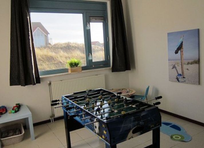 Moderne keuken in Nij Jit vakantiehuis, Midsland aan Zee Terschelling, met uitzicht op duinen.