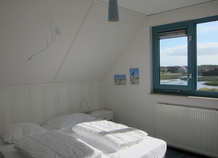 Moderne keuken in Nij Jit vakantiehuis, Midsland aan Zee Terschelling, met uitzicht op duinen.