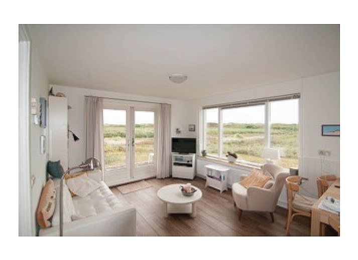 Bungalow Wilma in Midsland aan Zee, Terschelling, umgeben von ueppiger Natur und Wasserlandschaft.