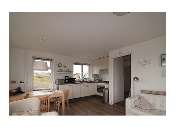 Bungalow Wilma in Midsland aan Zee, Terschelling, umgeben von ueppiger Natur und Wasserlandschaft.