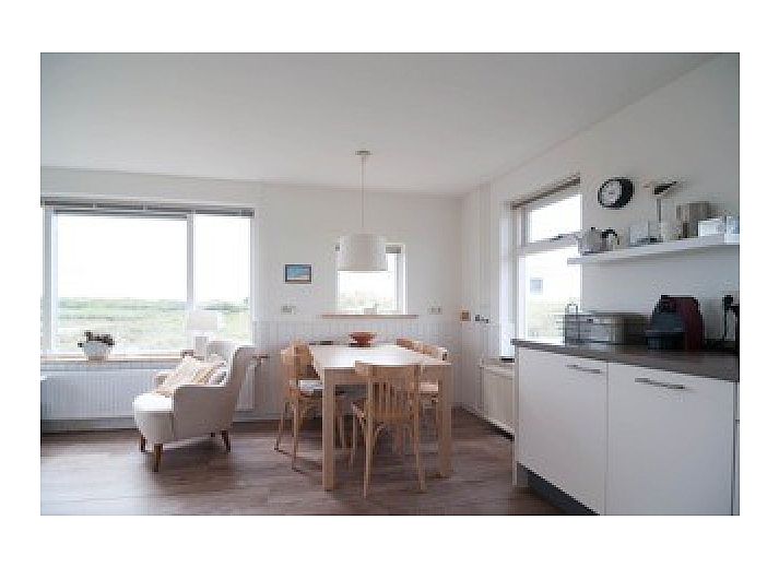 Bungalow Wilma in Midsland aan Zee, Terschelling, umgeben von ueppiger Natur und Wasserlandschaft.