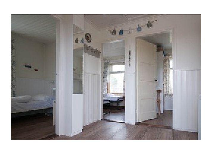 Bungalow Wilma in Midsland aan Zee, Terschelling, umgeben von ueppiger Natur und Wasserlandschaft.