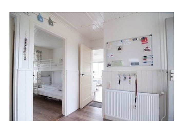 Helles Wohnzimmer im Bungalow Wilma, Midsland aan Zee, Terschelling mit Blick auf die Duenen.