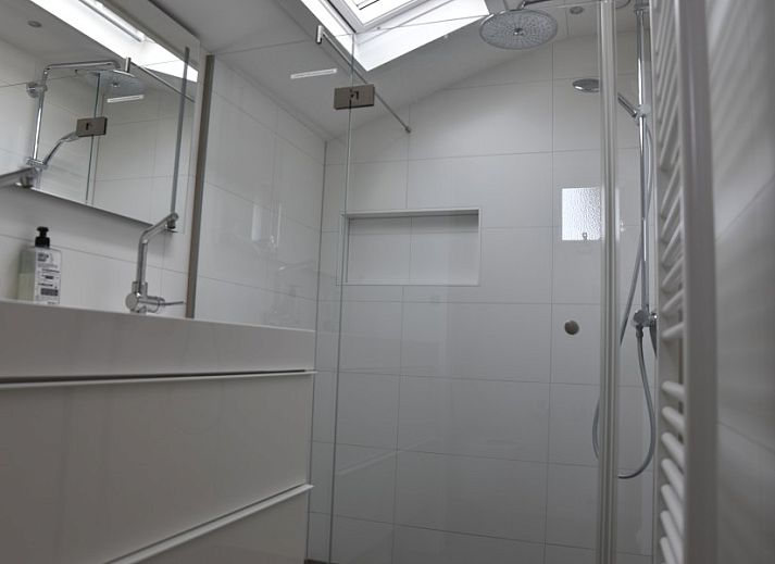 Helles Wohnzimmer im Bungalow Wilma, Midsland aan Zee, Terschelling mit Blick auf die Duenen.