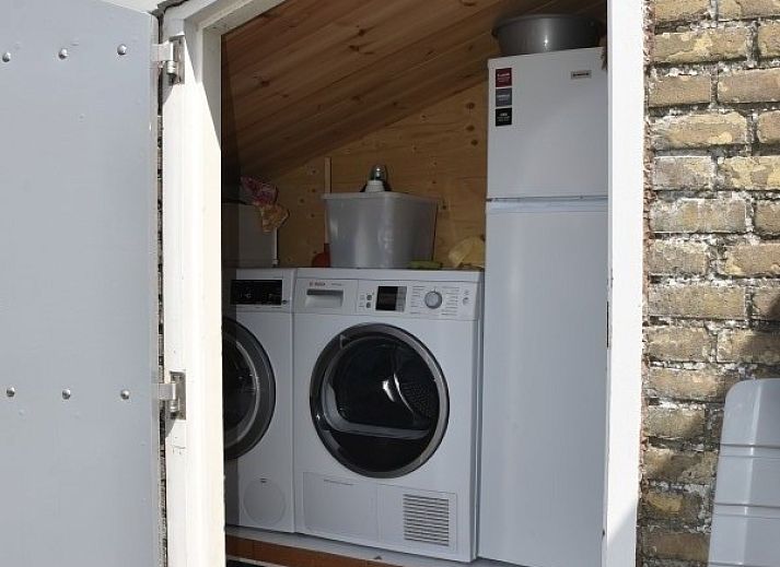 Helles Wohnzimmer im Bungalow Wilma, Midsland aan Zee, Terschelling mit Blick auf die Duenen.
