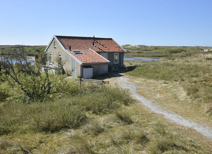 Helles Wohnzimmer im Bungalow Wilma, Midsland aan Zee, Terschelling mit Blick auf die Duenen.