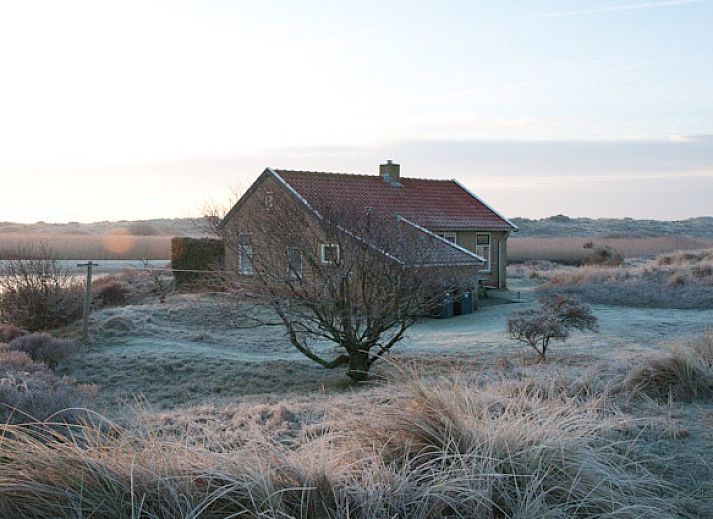 Helles Wohnzimmer im Bungalow Wilma, Midsland aan Zee, Terschelling mit Blick auf die Duenen.