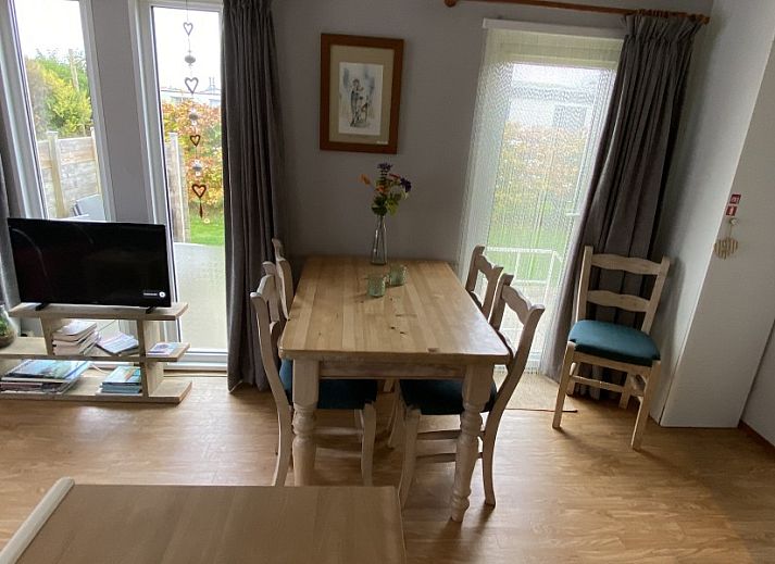 Zonnig terras bij De Clochard nr 37 in Midsland Noord, Terschelling, Waddeneilanden.