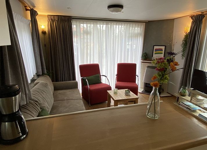 Zonnig terras bij De Clochard nr 37 in Midsland Noord, Terschelling, Waddeneilanden.