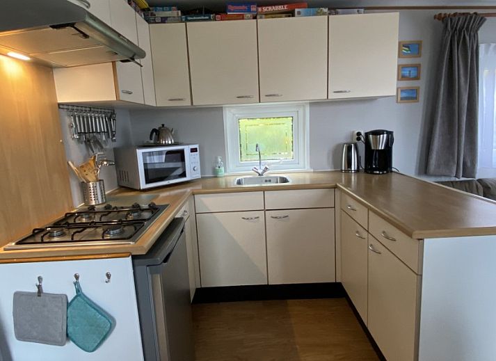 Zonnig terras bij De Clochard nr 37 in Midsland Noord, Terschelling, Waddeneilanden.