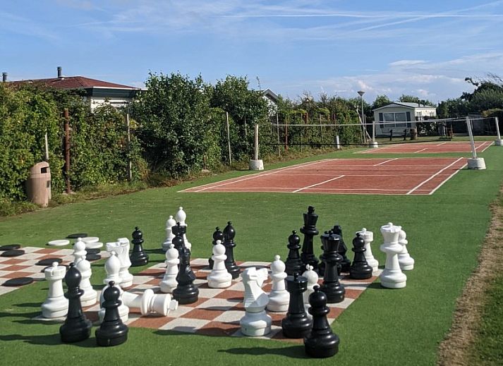Open woonkamer met keuken in De Clochard nr 37, Midsland Noord, Terschelling.