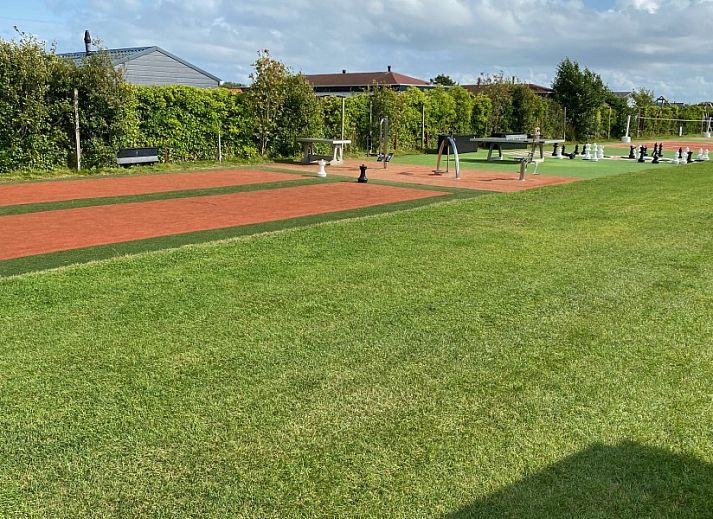 Open woonkamer met keuken in De Clochard nr 37, Midsland Noord, Terschelling.
