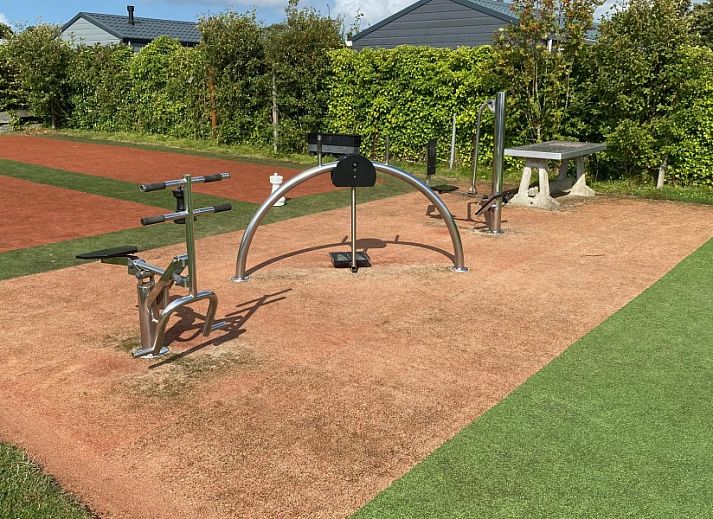 Open woonkamer met keuken in De Clochard nr 37, Midsland Noord, Terschelling.