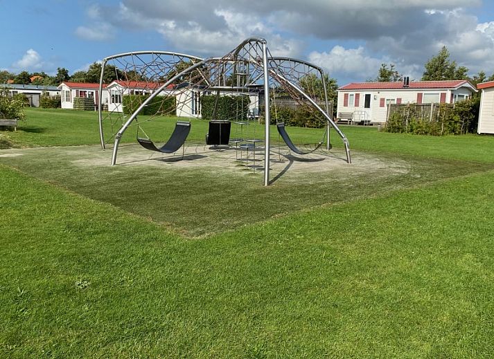 Open woonkamer met keuken in De Clochard nr 37, Midsland Noord, Terschelling.