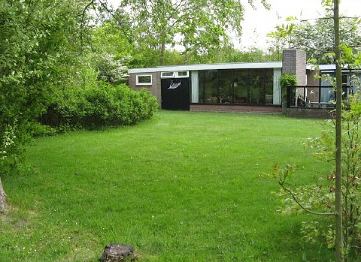 Kanu-Bungalow mit Terrasse und Liegestuehlen in Midsland Noord, Terschelling, Watteninseln
