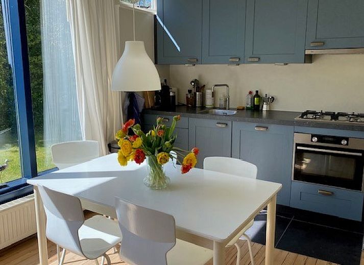 Kanu-Bungalow mit Terrasse und Liegestuehlen in Midsland Noord, Terschelling, Watteninseln