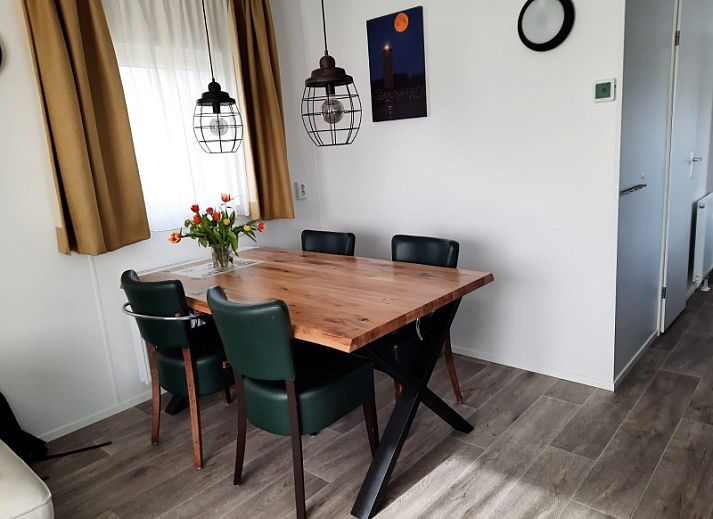 Gezellige eethoek in WadRust chalet, Midsland Noord, Terschelling met houten tafel en moderne verlichting.
