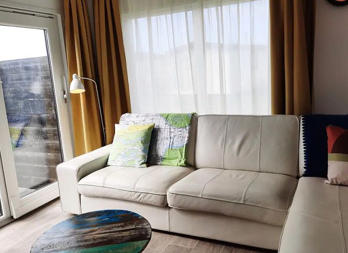 Gezellige eethoek in WadRust chalet, Midsland Noord, Terschelling met houten tafel en moderne verlichting.