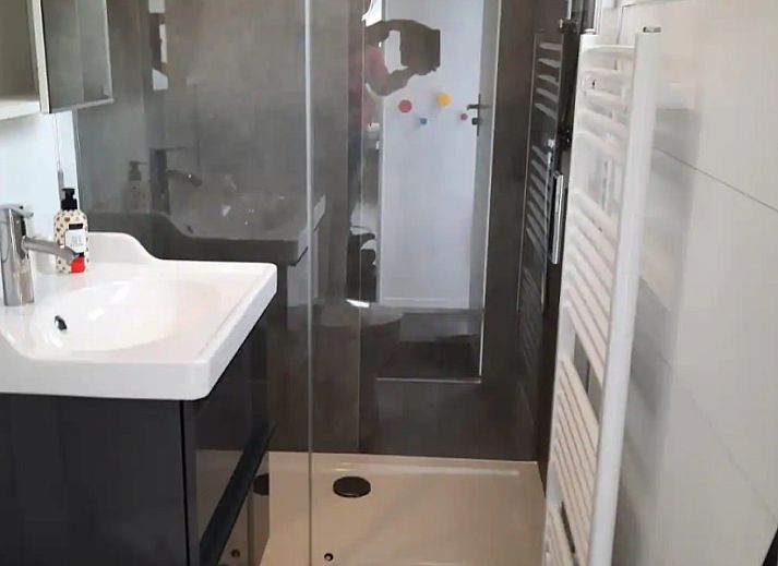 Gezellige eethoek in WadRust chalet, Midsland Noord, Terschelling met houten tafel en moderne verlichting.