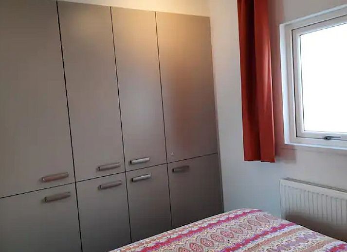 Stijlvolle eetruimte in WadRust chalet, Midsland Noord, Terschelling met houten tafel en comfortabele stoelen.