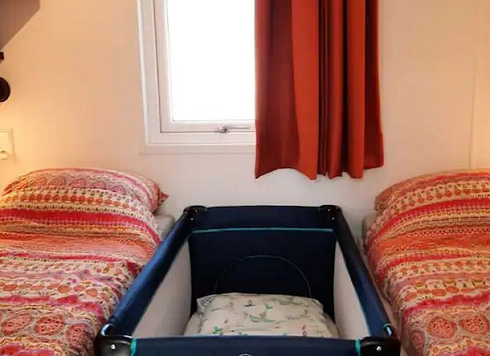 Stijlvolle eetruimte in WadRust chalet, Midsland Noord, Terschelling met houten tafel en comfortabele stoelen.