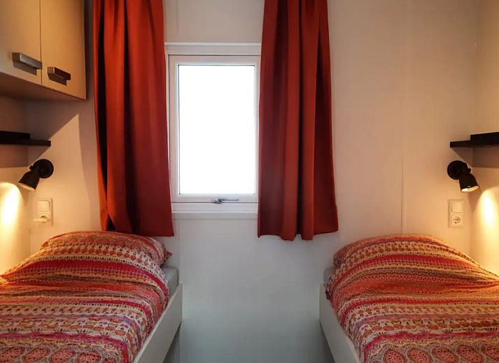 Stijlvolle eetruimte in WadRust chalet, Midsland Noord, Terschelling met houten tafel en comfortabele stoelen.