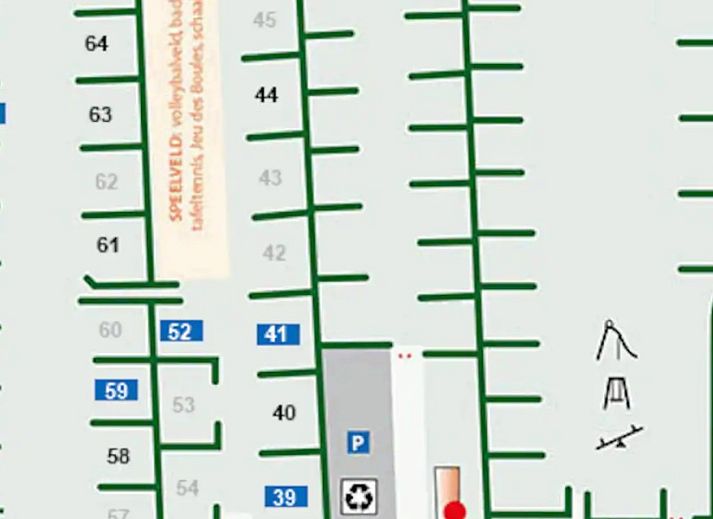 Comfortabele zithoek in WadRust chalet, Midsland Noord, Terschelling met grote ramen en lichte bank.